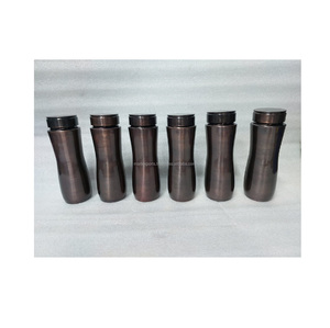 Bouteille d'eau en cuivre de finition rustique Récipient ayurvédique traditionnel durable et écologique pour faire bouillir un cadeau de mode de vie sain - Product Image 2