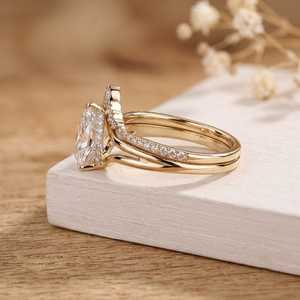 Ensemble de bagues de fiançailles en or massif avec diamant de laboratoire poire et rond, solitaire à tige fendue et alliance courbée, style tiara - Product Image 3