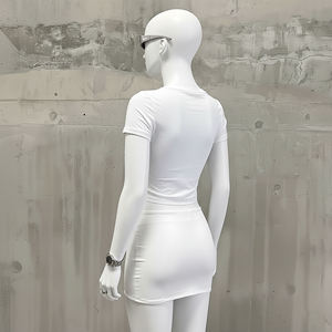 Ensemble deux pièces pour femmes, haut court à manches courtes blanc uni et mini-jupe taille en V assortie, vêtements de sport, OEM ODM, vente en gros - Product Image 2