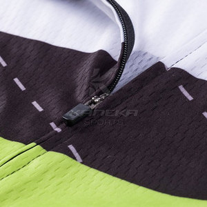 Maillot de sport léger en polyester avec design respirant, matière écologique pour les séances d'entraînement et les routines de fitness - Product Image 4