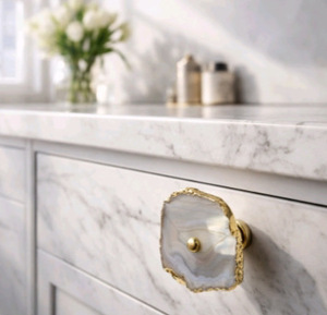 Pomo de Gabinete de Ágata Rosa con Detalles Dorados, Diseño Contemporáneo Novedoso para Muebles de Hogar y Oficina - Product Image 4