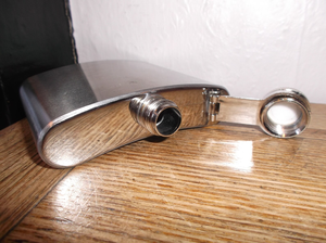 Petaca Metálica de Alta Calidad con Tapa de Rosca Segura para Uso en Exteriores - Product Image 2