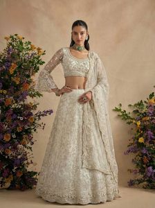 Lehenga Choli de mariée avec broderie Zardosi et motif papillon en résille pour fiançailles, Diwali et soirées de gala - Product Image 3