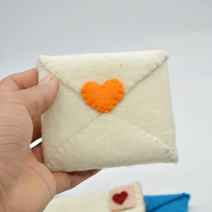 Sobre de Regalo de San Valentín de Fieltro de Lana Personalizado de Lujo - Bolsa para Cartas de Amor Hecha a Mano para Parejas y Ocasiones Especiales - Product Image 5