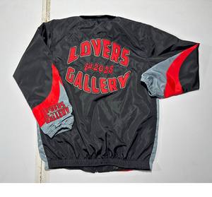 Ensemble deux pièces streetwear pour homme : veste coupe-vent en nylon, sweat à capuche et short avec logo brodé flamme – Tenue d'été personnalisée - Product Image 3