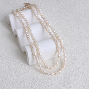 สร้อยคอแบบสองชั้นดีไซน์หรูหราพร้อมตัวล็อคแบบ OT สำหรับผู้หญิง ให้ความรู้สึกพรีเมียม ประดับด้วยไข่มุกธรรมชาติ ดีไซน์เฉพาะตัว - Product Image 2