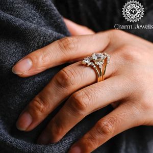 Bague de fiançailles et d'éternité classique Charm_Jewells pour femme, en argent plaqué or rose 18 carats, avec moissanite taille coussin et sertissage à griffes - Product Image 5