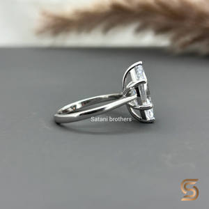 Anillo de Compromiso y Boda con Moissanita Corte Marquesa, Oro 14K con Baño de Rodio, Engaste Catedral, Diseño Elevado, Lujoso, Elegante y Atemporal - Product Image 4