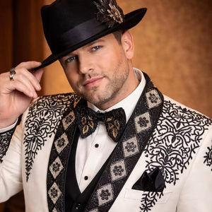 Costume de smoking blanc brodé pour homme avec revers en tissu perlé noir – Tenue de cérémonie pour marié, costume 3 pièces - Product Image 1