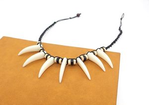Collar prehistórico de hueso, accesorio de disfraz - Product Image 3