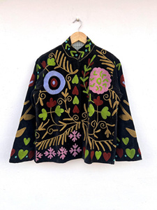 Chaqueta de Terciopelo con Diseño Floral Artístico para Mujer, Bordado Suzani Bohemio Hecho a Mano, Chaqueta Corta Étnica Tradicional para Invierno, Idea de Regalo - Product Image 1