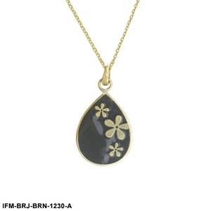 Collier pendentif artisanal en laiton avec gravure florale et émail brun café pour un look raffiné et artisanal - Product Image 3