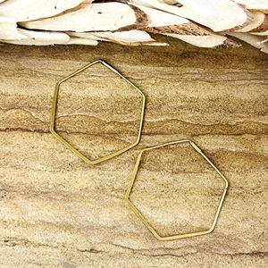 Nuevos Aros Hexagonales de Alta Demanda, Aros Minimalistas de Latón para Mujer, Chapados en Oro de 18K, Aros Geométricos de Alambre, Venta al por Mayor/OEM/ODM - Product Image 6