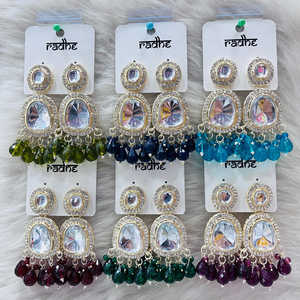 Boucles d'oreilles pendantes en pierre et perles de Kundan plaqué or accessoire de mode - Product Image 1