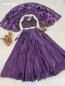 Magnifique ensemble de lehenga choli et dupatta, dernier cri, design élégant, avec travail de sequins, fils de coton et perles, fournisseur d'Inde. - Product Image 2