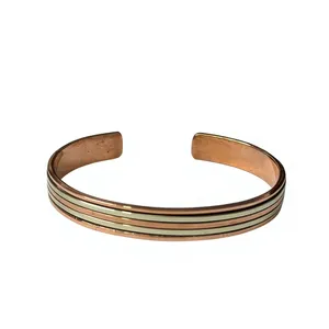 Bracelet manchette en cuivre pur fait main avec motif spirale gravé au centre, robuste et thérapeutique pour la santé - Product Image 2