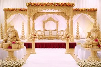 Décorations de mariage indiennes éblouissantes Superbes piliers en FRP dorés Mandap Set pour un look à couper le souffle
