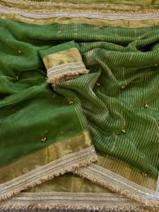 Sari en organza de nylon vert pur pour femmes avec motif Ghanghroo brodé de Zari doré et bordure en dentelle, et pièce de blouse brodée - Product Image 1