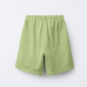 Conjunto de Sudadera con Capucha y Pantalones Cortos Verdes, Color Sólido, Estilo Casual para Niños, Material French Terry, Logotipo Estampado en el Pecho Izquierdo - Product Image 2