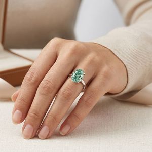 Diamant ovale de laboratoire vert fantaisie de qualité supérieure 2.00-2.10 CTS, clarté VVS2 VS1, certifié IGI, modèle RI-390, service de fabrication d'échantillons pour - Product Image 3