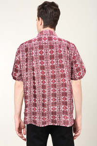 Elegante Camisa de Hombre Color Granate con Estampado Geométrico en Poliéster, Corte Regular, Cuello Clásico y Mangas Cortas para Uso Casual - Product Image 4