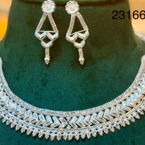 Ensemble de collier floral tendance avec boucles d'oreilles et bague pour femmes, bijoux de fiançailles et de mariage plaqués or - Product Image 1