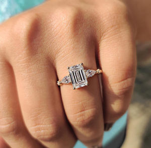 Anillo de compromiso con cinco piedras en forma de esmeralda de 1.00-5.00 quilates certificado por IGI para mujer, oro de 10K/14K/18K /PT950 /S925 - Product Image 4