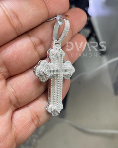 Pendentif Croix Gothique en Moissanite VVS Effet Baguette Glacée, Argent Sterling 925 Plaqué Rhodium de Luxe, Breloques Croix Personnalisées - Product Image 3
