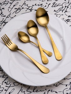 Couverts classiques polis au fini royal, conçus pour un dîner éclatant, un prestige et une sophistication de table élégante. - Product Image 3