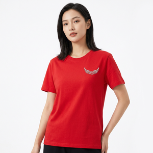Camiseta Roja de Manga Corta para Hombre con Logotipo de Ala Bordado, Cuello Redondo, Corte Casual - Product Image 4