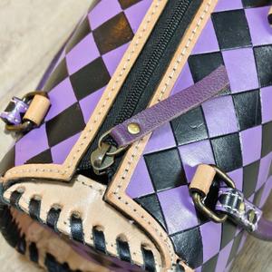 Bolso de Mano de Cuero Genuino a Cuadros Morado y Negro de Lujo, con Asa Superior y Cierre de Cremallera, Tipo Duffel - Product Image 5