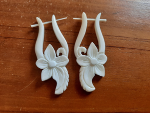 Pendientes de Hueso Blanco Hechos a Mano – Estilo Boho Chic Ligero, Artesanía Natural - Product Image 4