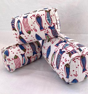 Ensemble de 3 trousses de maquillage matelassées en coton à motifs floraux, pochettes de voyage pour cosmétiques, sacs organisateurs bohèmes faits à la main avec fermeture éclair - Product Image 3