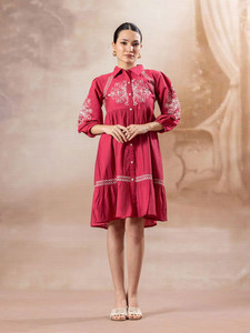 Vestido entallado y acampanado con mangas abullonadas, bordado y adornado, color rojo, con cuello camisero, para mujer. - Product Image 5