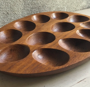 Plato Redondo de Madera para Servir Huevos Rellenos, con 12 Orificios Tallados, Madera Natural Marrón, Plato Dividido - Product Image 1