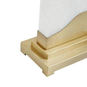 Lampe de table d'appoint en marbre de qualité supérieure, dotée d'une forme architecturale, d'une éclairage chaleureux et d'un charme décoratif haut de gamme pour la maison - Product Image 3