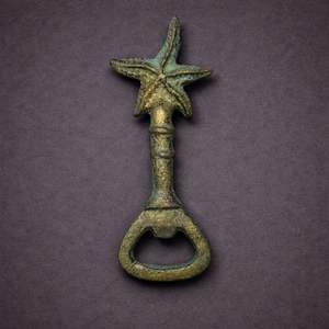 Abridor de Botellas de Hierro Fundido con Acabado Dorado, Diseño Náutico Vintage, Agarre Fuerte, Construcción Duradera, Ideal para Decoración del Hogar y Costera - Product Image 5