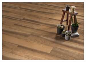 Baldosa de porcelana mate de formato extendido de 20x120 cm diseñada para realzar la proporción de los paneles y la continuidad de la superficie interior. - Product Image 2