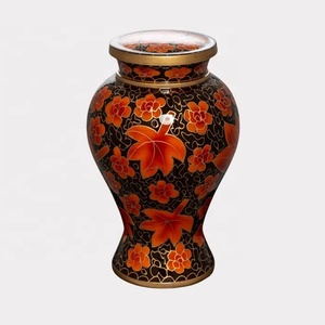 Urne funéraire artisanale en métal noir avec motifs floraux en feuille d'érable orange et accents dorés antiques, porte-cendres commémoratif - Product Image 4