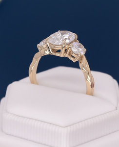 Anillo de Diamante Ovalado de 3.50CT Cultivado en Laboratorio, VVS2 F, Certificado IGI, Oro Amarillo de 14K, Anillo de Compromiso de Tres Piedras, Venta al Por Mayor - Product Image 3