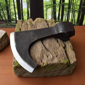 Hacha Táctica de Acero Damasco con Alto Contenido de Carbono SJ 1095, Hacha de Grado Industrial con Espalda Plana, Mango de Madera Grabado, 19 Pulgadas de Largo - Product Image 5