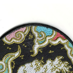 Badges brodés à la machine, directement de l'usine, à coller ou à coudre sur les vêtements, les uniformes et les vêtements de mode. - Product Image 2