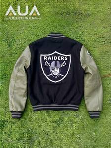 เสื้อแจ็คเก็ตหนังเทียม PU สีดำสไตล์สตรีทแวร์สำหรับผู้ชาย ตกแต่งลายใยแมงมุมด้านหลัง ปักลาย ประดับหมุด ซิป แต่งผ้าบุสีแดงแบบ Quilted ทรงบอมเบอร์ - Product Image 4