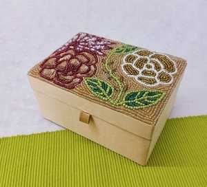 NOUSHAD HANDICRAFTS Boîte de rangement à bijoux rectangulaire moderne de luxe en velours brodé avec couvercles pour la maison et le transport - Product Image 1