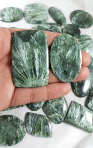 Radha Arts - Cabochon en Séraphinite Verte Naturelle Lisse, Pierre Précieuse en Vrac, 20-35mm, pour Fabrication de Bijoux Faits Main, Fournitures DIY - Product Image 2