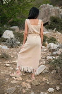 Robe maxi en coton Khadi beige faite à la main avec des franges bohèmes et une ceinture ajustable, sans manches, col en V, tenue de plage - Product Image 4