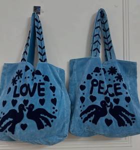 กระเป๋าโท้ทกำมะหยี่สีฟ้าอ่อนสั่งทำขายส่ง พร้อมตัวอักษร LOVE และ PEACE สีน้ำเงินเข้ม ลายนกพิราบ หัวใจ และดอกไม้ - Product Image 3