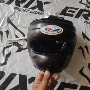 อุปกรณ์ป้องกันศีรษะสำหรับชกมวยแบบเต็มหน้า ทำจากหนังแท้ พร้อมแผ่นบังหน้าสองชั้น และระบบปิดแบบตีนตุ๊กแก สำหรับการฝึกซ้อมและการต่อสู้ - Product Image 1