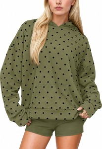 Compre un conjunto de dos piezas de primera calidad para mujer con estampado de lunares, top con capucha y manga larga, pantalones cortos informales a juego, ropa informal relajada para la calle - Product Image 4
