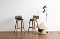 Silla Alta de Madera Curvada, Diseño Minimalista y Duradero, Respaldo Bajo, Estilo Contemporáneo y Moderno para Dormitorio, Apartamento y Hogar